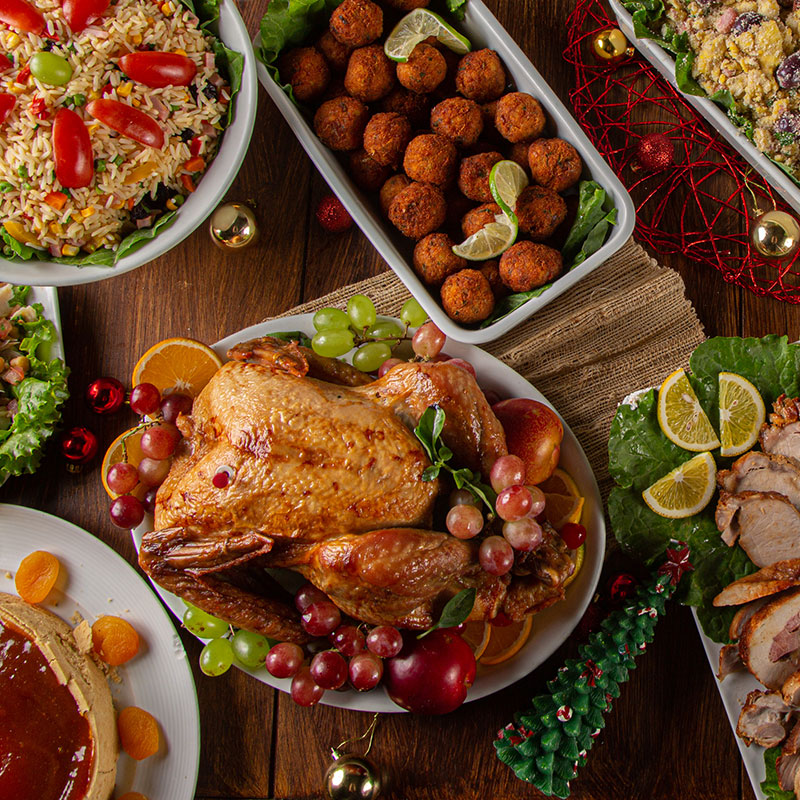 Festliche Tafel mit gebratenem Truthahn, Reissalat, frittierten Bällchen und frischem Obst als brasilianisches Weihnachtsessen.