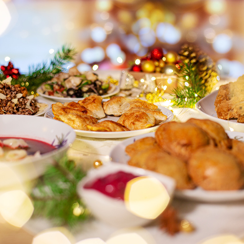 Festliche polnische Weihnachtstafel mit Barszcz, Pierogi und traditionellen vegetarischen Speisen.