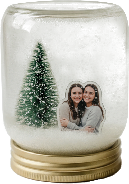 Fertige Schneekugel mit Mini-Tannenbaum und eingeklebtem Foto zweier lachender Personen.
