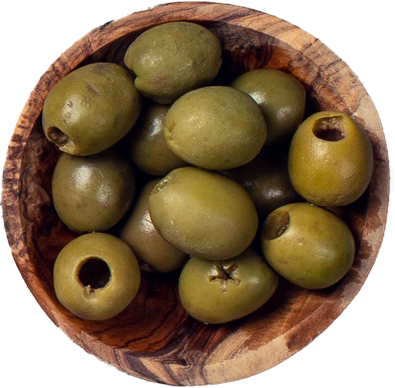 Holzschale mit grünen Oliven auf hellem Steinuntergrund.