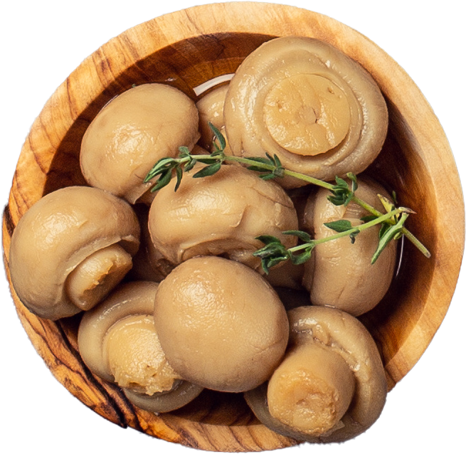 Holzschale mit eingelegten Champignons, garniert mit Thymianzweig.