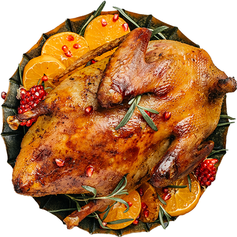 Festlich gebratener Truthahn auf Orangenbett, garniert mit Rosmarin und Granatapfelkernen.