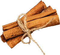 Bündel aus Zimtstangen, mit Naturband zusammengebunden, auf hellblauem Untergrund.