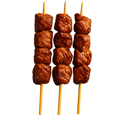 Drei Fleischspieße mit gegrillten Fleischstücken auf Holzspießen.