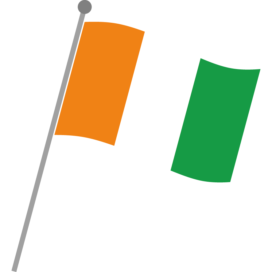 Wehende irische Flagge in Grün, Weiß und Orange an einem Fahnenmast.