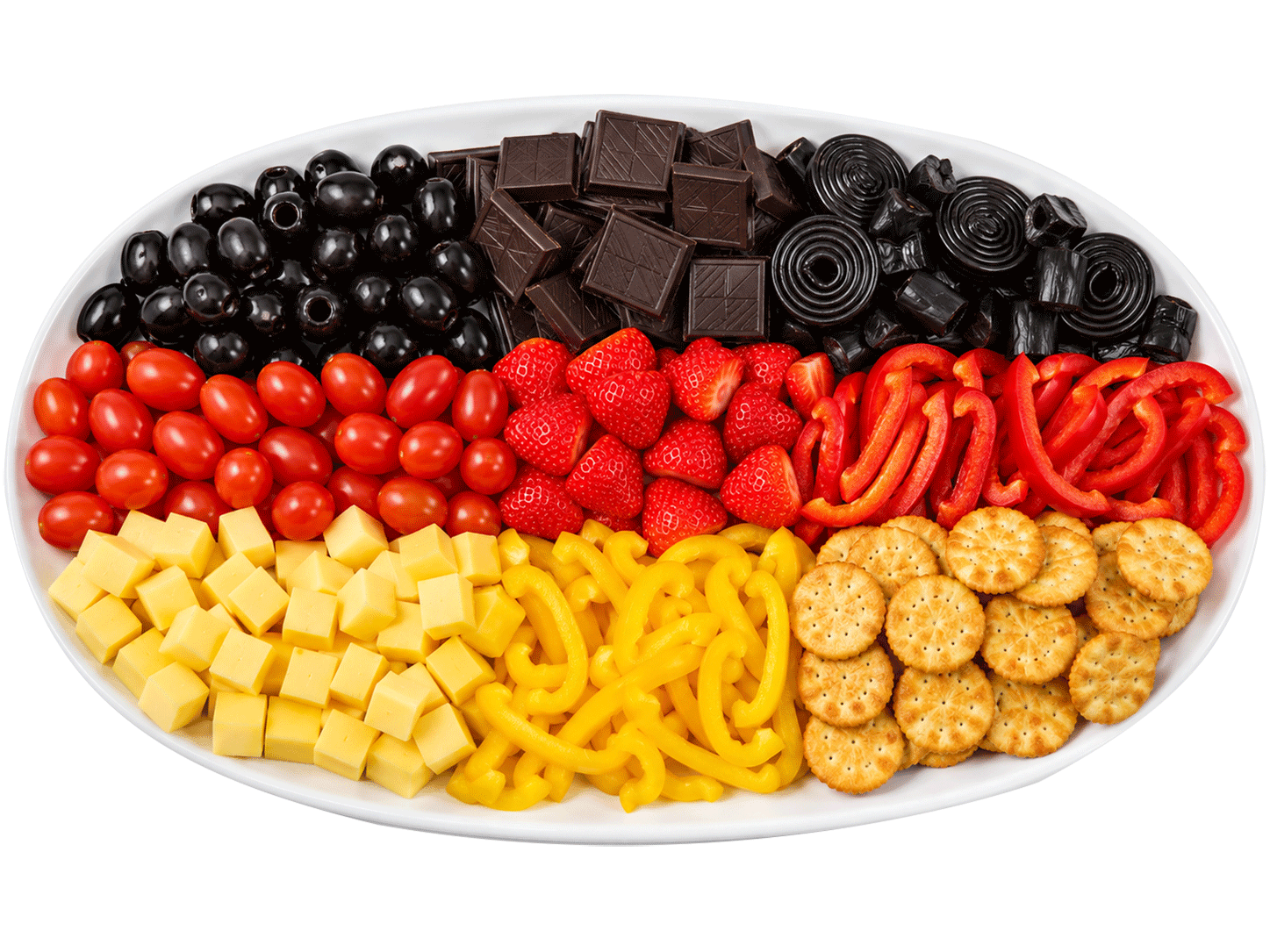 Snackplatte mit Käse, Tomaten, Erdbeeren, Paprika, Oliven, Schokolade und Crackern.