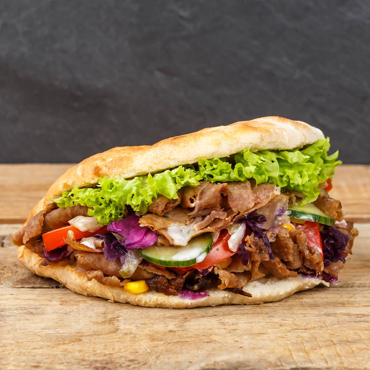 Frischer Döner prall gefüllt mit Fleisch, Salat und Tomaten