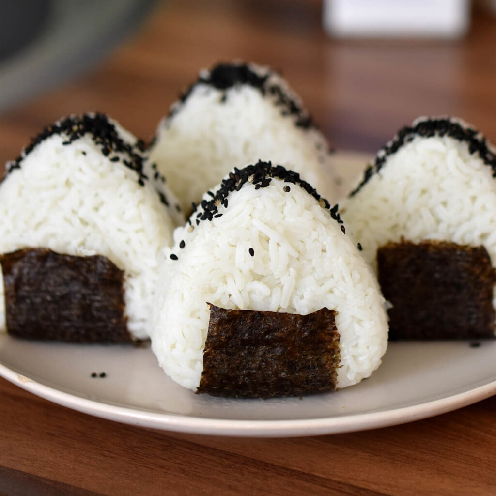 Onigiri mit schwarzem Sesam