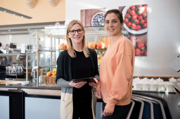Hanna Helmig und Maria Bewer aus dem Nachhaltigkeitsteam von apetito catering