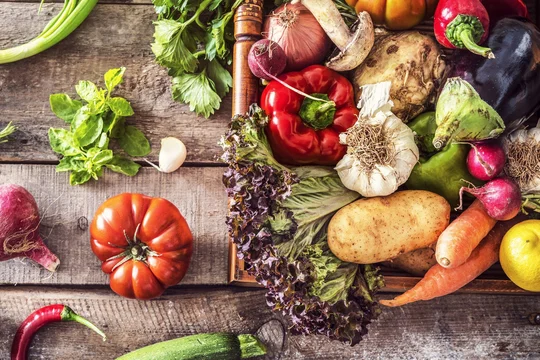Gastronomische Vielfalt an Gemüse mit Paprika, Kartoffeln, Porree, Auberginen und Zitronen