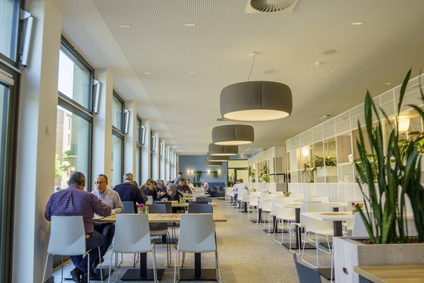 Innenraum des 100% Bio Betriebsrestaurants der Allianz Trade in Hamburg von apetito catering