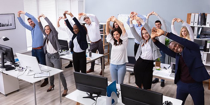 Gymnastikübungen im Büro