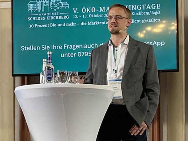 Dennis Florschuetz von der Allianz Trade präsentiert auf den Öko-Marketingtagen
