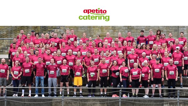 Teamfoto Firmenlauf Rheine von apetito catering gemeinsam mit den Kollegen der apetito ag in roten t shirts