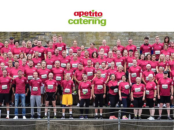 Teamfoto Firmenlauf Rheine von apetito catering gemeinsam mit den Kollegen der apetito ag in roten t shirts