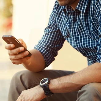 Mann an seinem Smartphone nutzt den EASY BILL Service von apetito catering