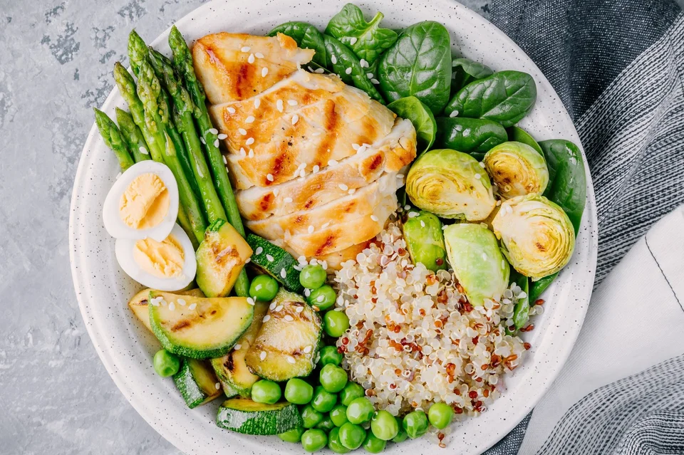 Spargel Bowl mit gegrilltem Gemüse, Hähnchen und Quinoa
