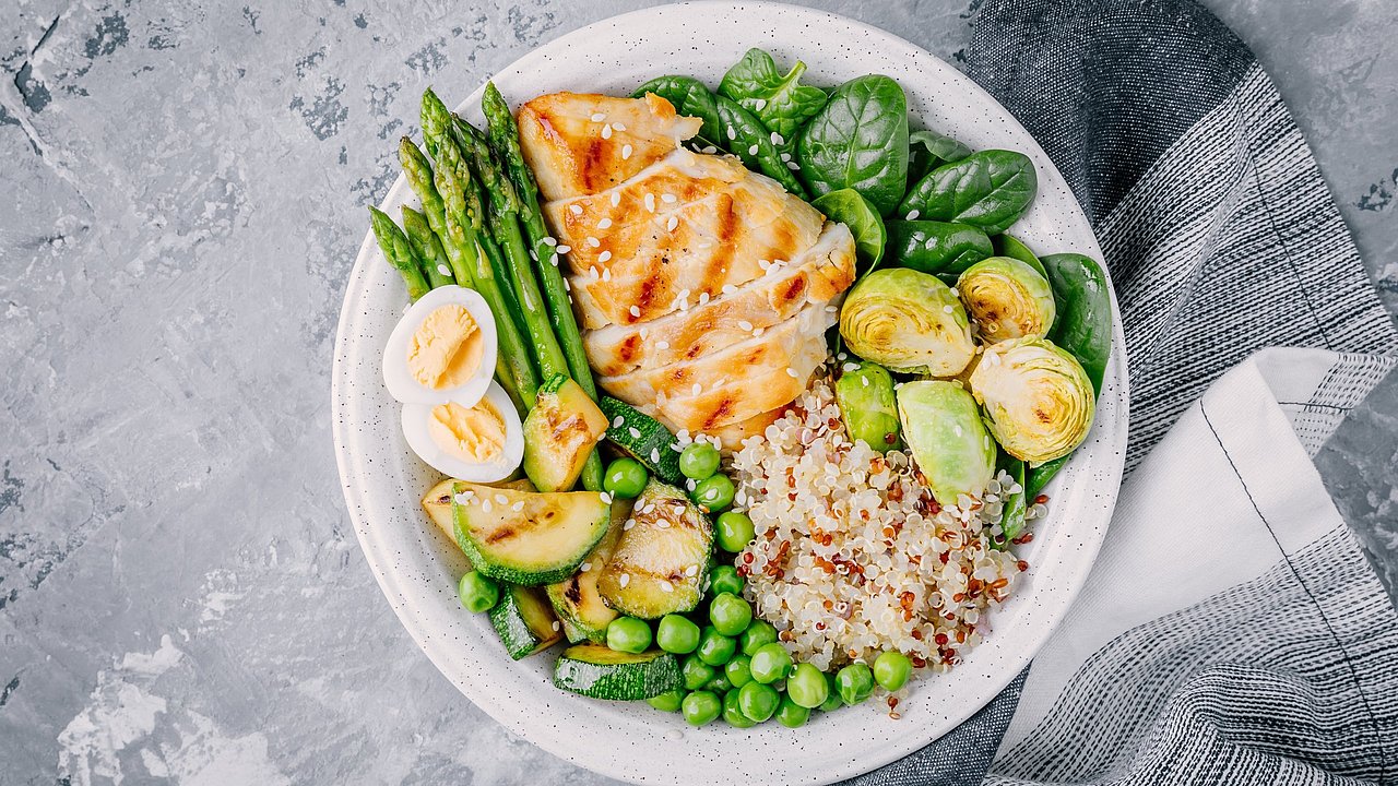Spargel Bowl mit gegrilltem Gemüse, Hähnchen und Quinoa