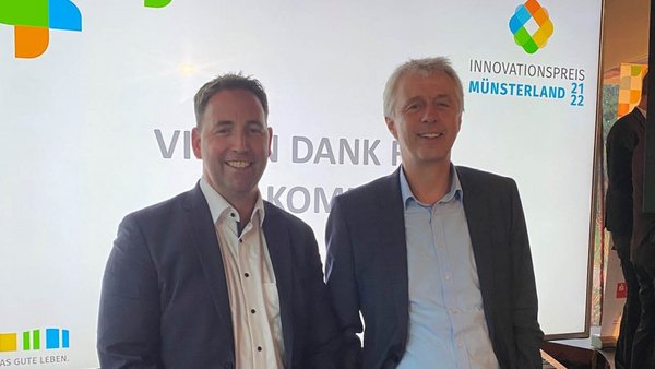 Andreas Oellerich und Ralf Bussmann präsentieren auf der Nominierung zum Innovaionspreis für apetito catering