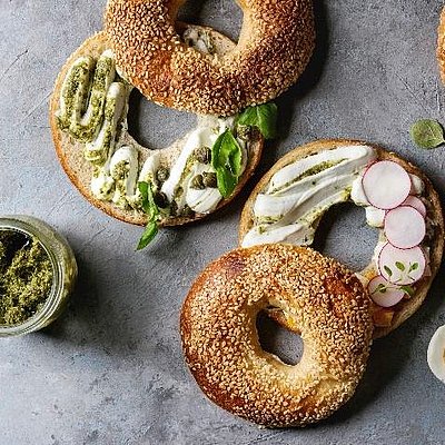 Frische Bagel mit leckerem Frischkäse, Kräutern und Radieschen 