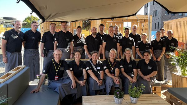 Das Team von apetito catering hilft bei der Sonderveranstaltung 100 Jahre Westfalen AG