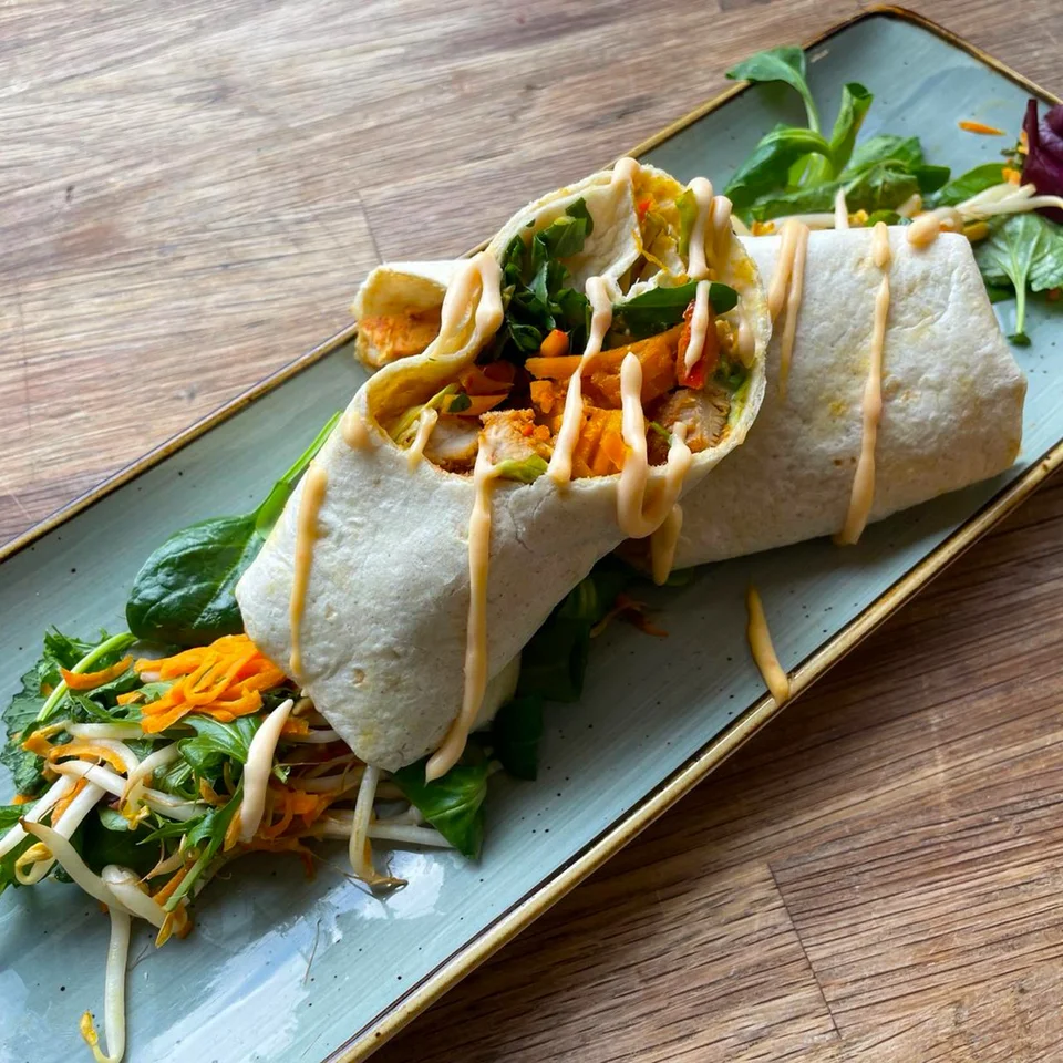 Wrap mit Hähnchen, Süßkartoffeln, Salat und leckerem Dressing