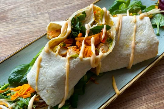 Wrap mit Hähnchen, Süßkartoffeln, Salat und leckerem Dressing
