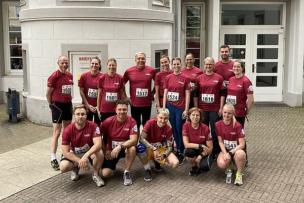 Motivierte Mitarbeiter von apetito catering auf einem Gruppenfoto zum AOK Firmenlauf in Rheine