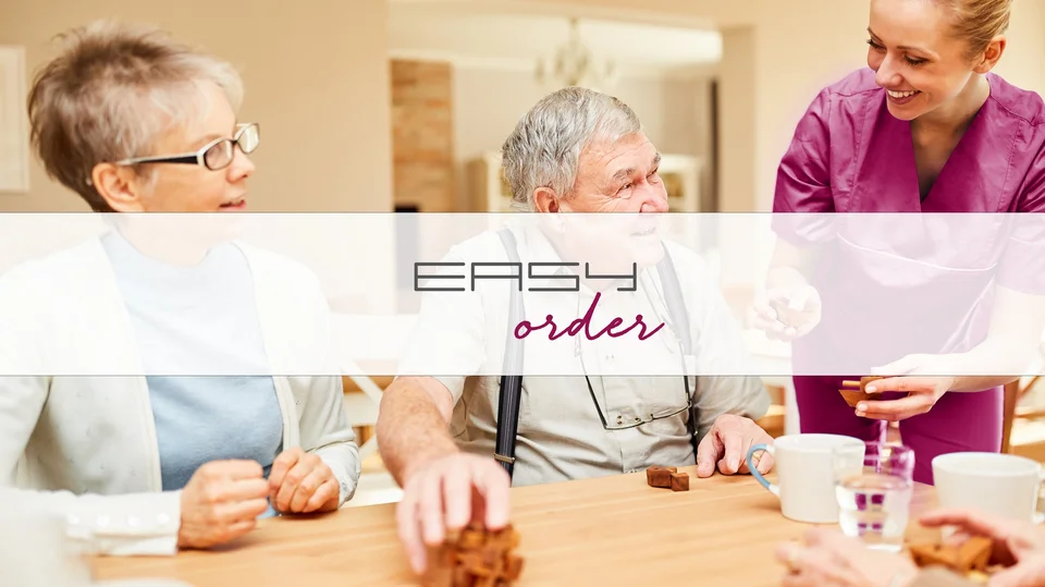 zwei Senioren am Kuchen essen, unterstützend von einer Pflegerin. Mittig ein weißer Balken mit der Aufschrift: easy order 