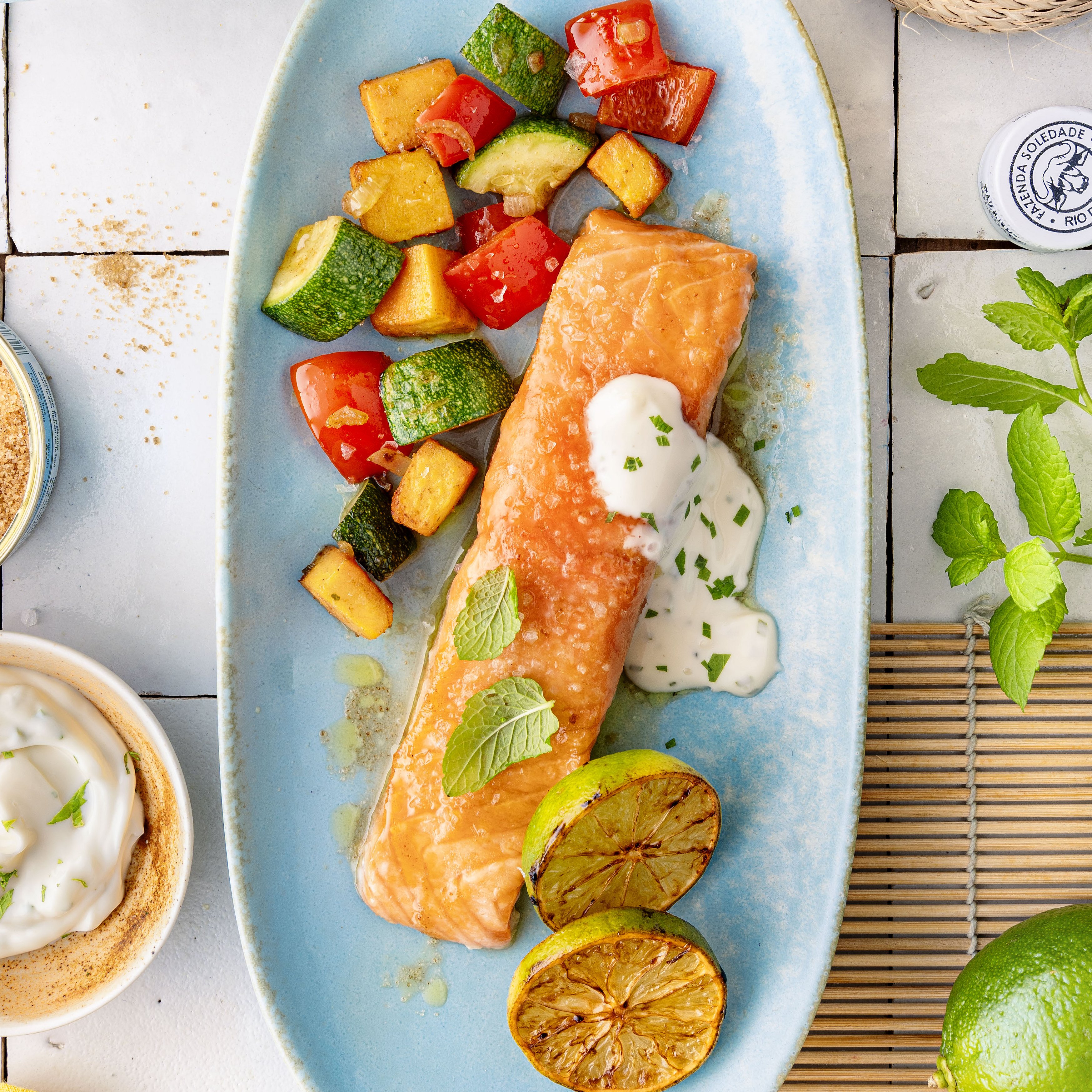 Caipi-Lachs an Süßkartoffel-Gemüsepfanne mit Minz-Mayo