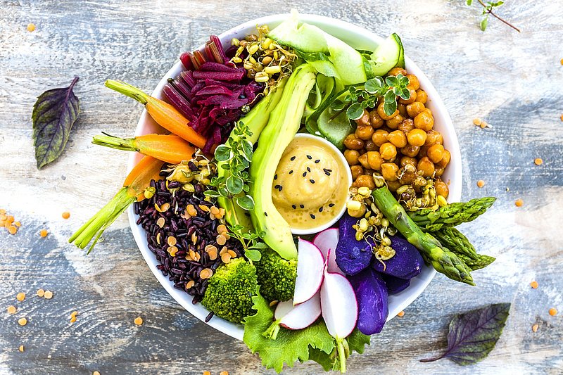 Vielseitige Bowl mit frischen Zutaten Brokkoli, Avocado, Rote Beete, Kichererbsen und einem leckeren Dip