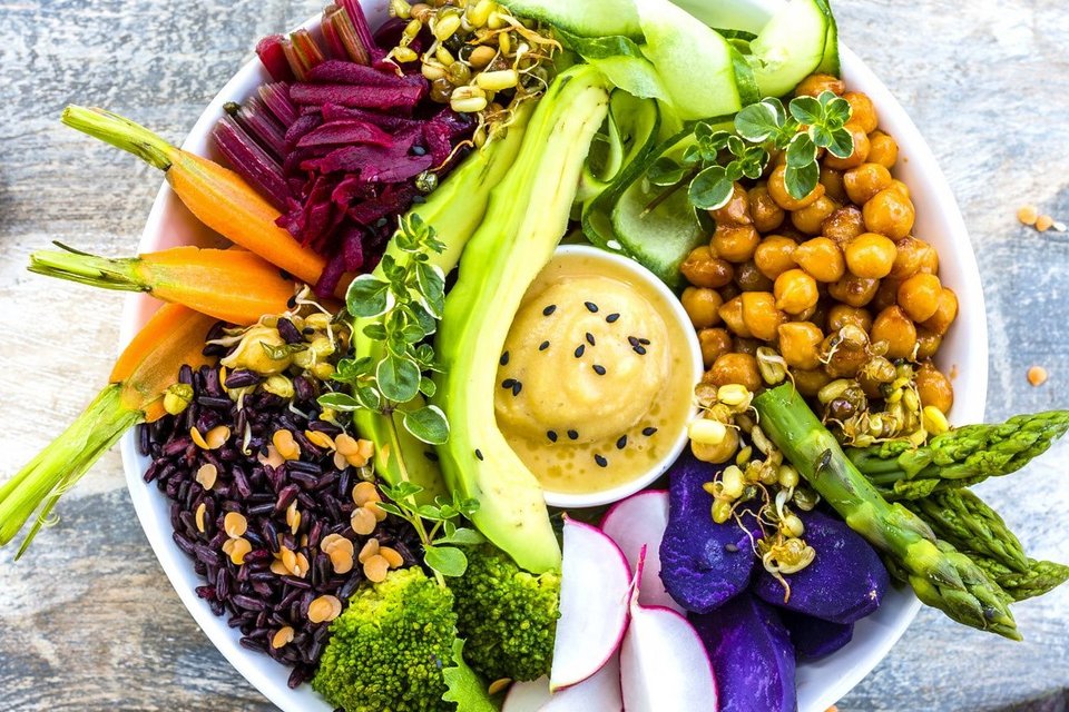 Vielseitige Bowl mit frischen Zutaten Brokkoli, Avocado, Rote Beete, Kichererbsen und einem leckeren Dip