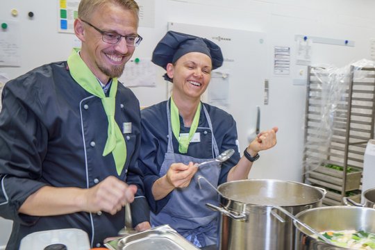 Kochen in einem 100 Prozent Bio-Betriebsrestaurant bei der Allianz Trade in Hamburg
