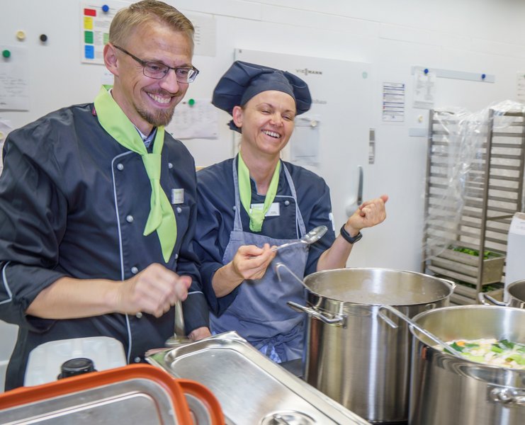 Kochen in einem 100 Prozent Bio-Betriebsrestaurant bei der Allianz Trade in Hamburg