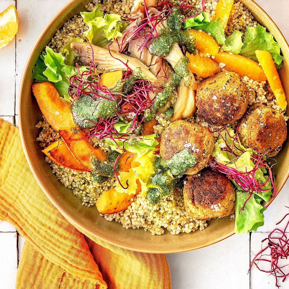Quinoa-Bowl mit Kürbis, Austernpilzen und Majoran-Pesto