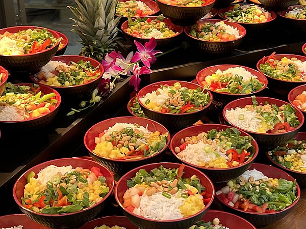 Leckere und vitale Bowl mit frischem Gemüse und gesundem Reis von apetito catering 