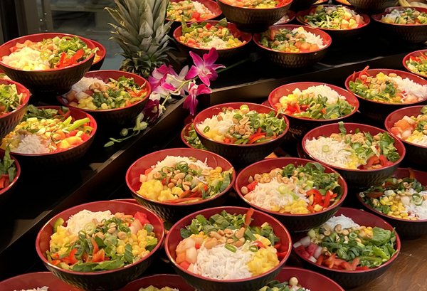 Leckere und vitale Bowl mit frischem Gemüse und gesundem Reis von apetito catering 