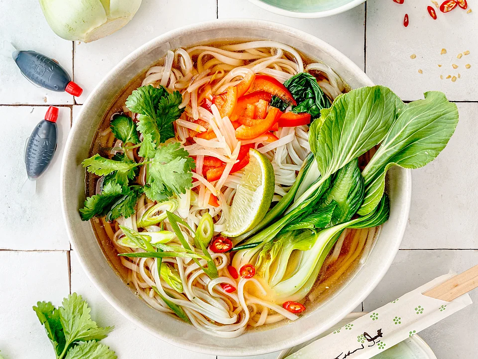Vietnamesische Pho mit Nudeln, Pak Choi, Koriander und Paprika